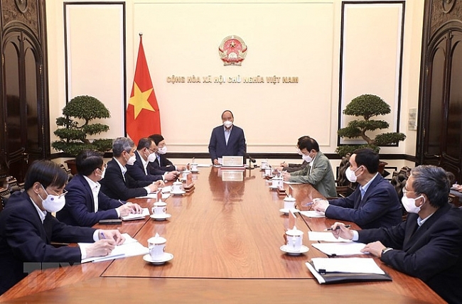 Chủ tịch nước Nguyễn Xuân Phúc chủ trì họp về việc đưa người Việt từ Ukraine về nước