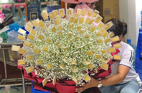 Xôn xao bó hoa đính 100 lá vàng của một đại gia tặng vợ
