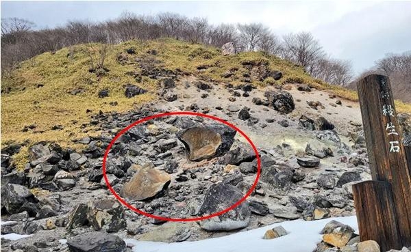 Tảng đá cổ ở Nhật được cho là 'nhốt cáo chín đuôi' đột ngột vỡ đôi khiến mọi người lo lắng