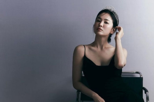 Song Hye Kyo đội vương miện sang chảnh, thềm ngực sexy gây 'bão' mạng