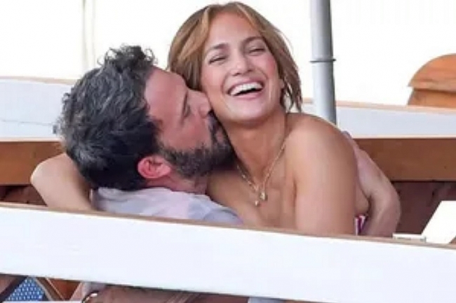Jennifer Lopez và Ben Affleck mua dinh thự 50 triệu USD