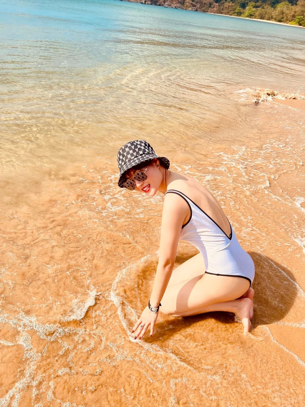 Diễn viên Thanh Hương lại gây ‘nóng mắt’ khi diện đồ bơi khoe body cực sexy