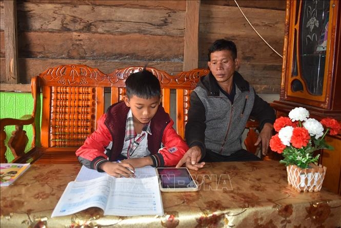 Chương trình 'Sóng và máy tính cho em' tiếp bước học sinh nghèo Đắk Nông