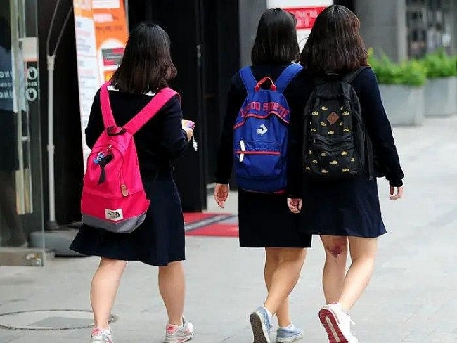 Seoul bỏ quy định nữ sinh mặc nội y trắng, đi tất đen