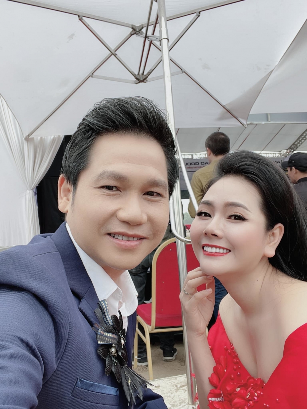 Sao Việt ngày 31/3/2022: BTV Quang Minh kỷ niệm 15 năm ngày cưới bên vợ và 4 con