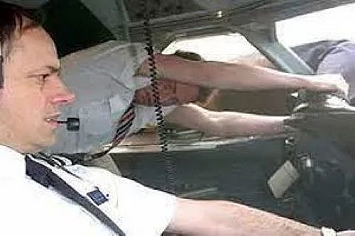Cơ trưởng thoát chết thần kỳ sau khi bị hút ra khỏi máy bay