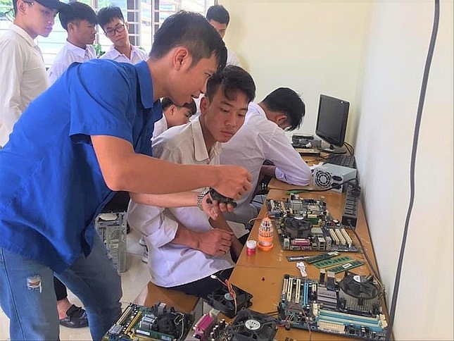Cán bộ Ðoàn xin máy tính cũ về sửa chữa tặng học sinh nghèo, sáng chế máy ấp trứng gà