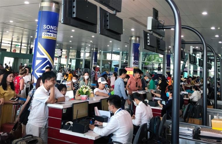 Sân bay Phù Cát đóng cửa 10 ngày, cơn náo loạn của dân du lịch