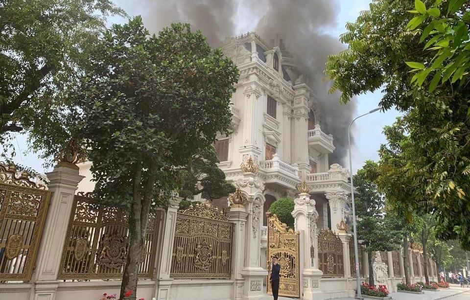 Biệt thự trăm tỷ của đại gia ở Quảng Ninh cháy dữ dội