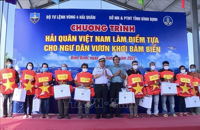 Bộ Tư lệnh Vùng 4 Hải quân tặng quà, cấp phát thuốc miễn phí cho ngư dân Bình Định