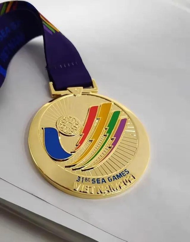Cận cảnh huy chương Vàng SEA Games 31 được mạ vàng 24k