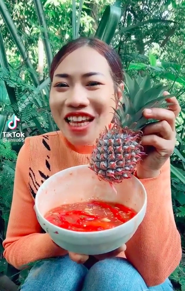 Ăn nguyên quả dứa chưa gọt vỏ, cô nàng YouTuber khiến dân mạng sợ hãi với clip Mukbang 'siêu kinh dị'