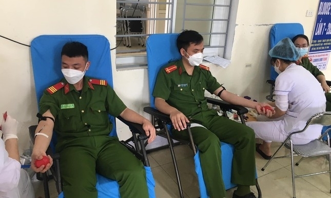 11 chiến sỹ công an hiến máu cứu người đàn ông suy tim