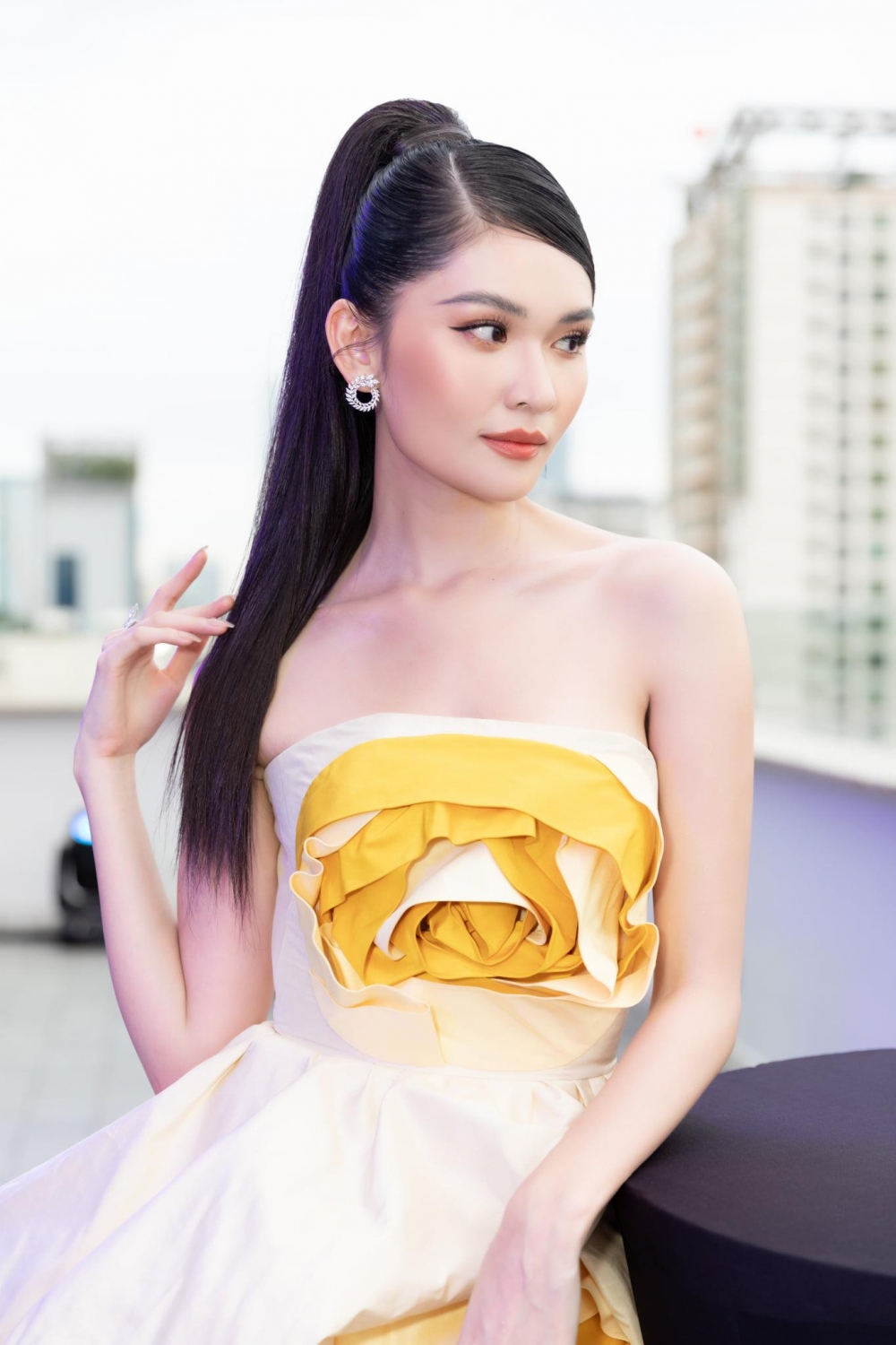 Á hậu Thùy Dung khoe vai trần với váy lạ mắt, Đào Thị Hà mặc jumpsuit xẻ vòng 1 táo bạo