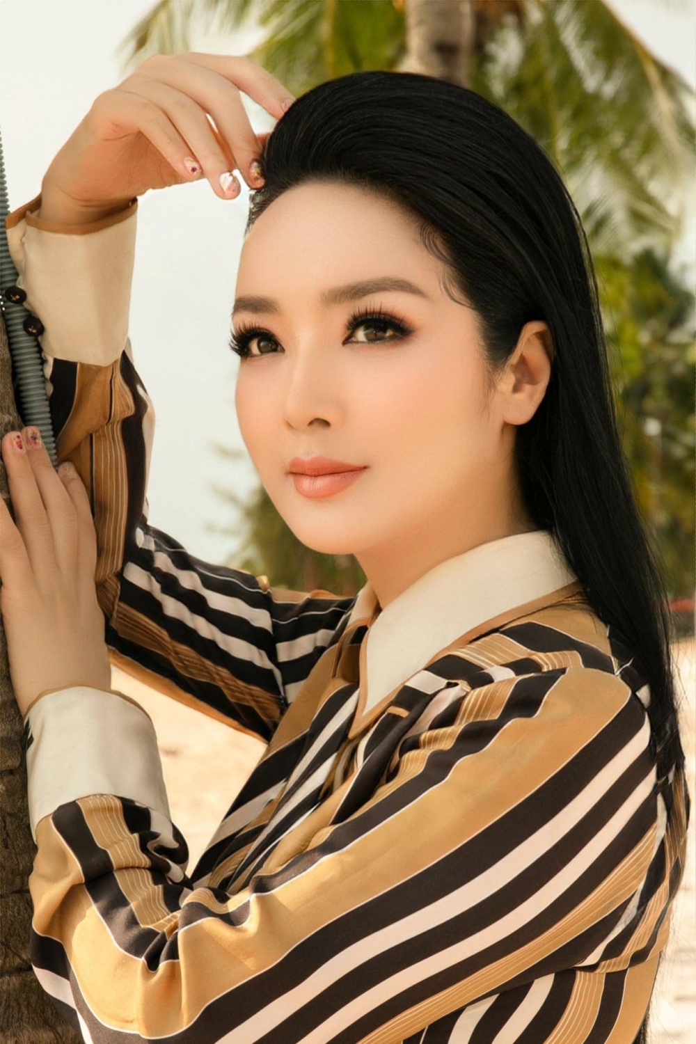 Á hậu Thùy Dung khoe vai trần với váy lạ mắt, Đào Thị Hà mặc jumpsuit xẻ vòng 1 táo bạo