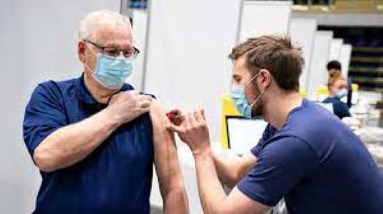 Quốc gia đầu tiên dừng tiêm vaccine Covid-19