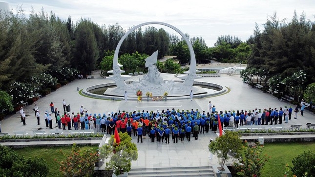 Đoàn Hành trình Tuổi trẻ vì biển đảo quê hương dâng hương tưởng niệm các chiến sĩ Gạc Ma