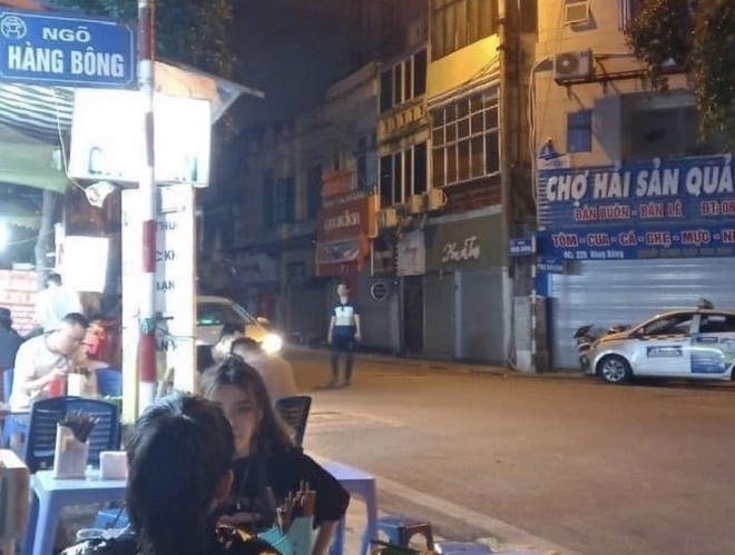 Bắt tài xế taxi lấy điện thoại của 2 nữ du khách Nga trên phố cổ Hà Nội