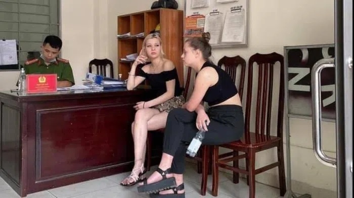 Bắt tài xế taxi lấy điện thoại của 2 nữ du khách Nga trên phố cổ Hà Nội
