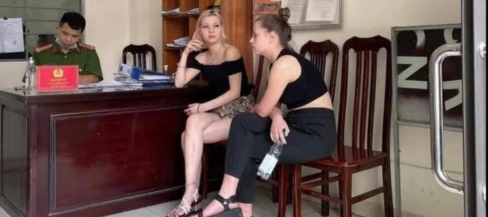 Bắt tài xế taxi lấy điện thoại của 2 nữ du khách Nga trên phố cổ Hà Nội