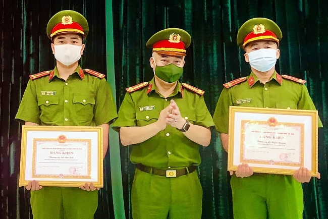 Chủ tịch Thành phố Hà Nội khen 2 cảnh sát cứu người có ý định tự tử