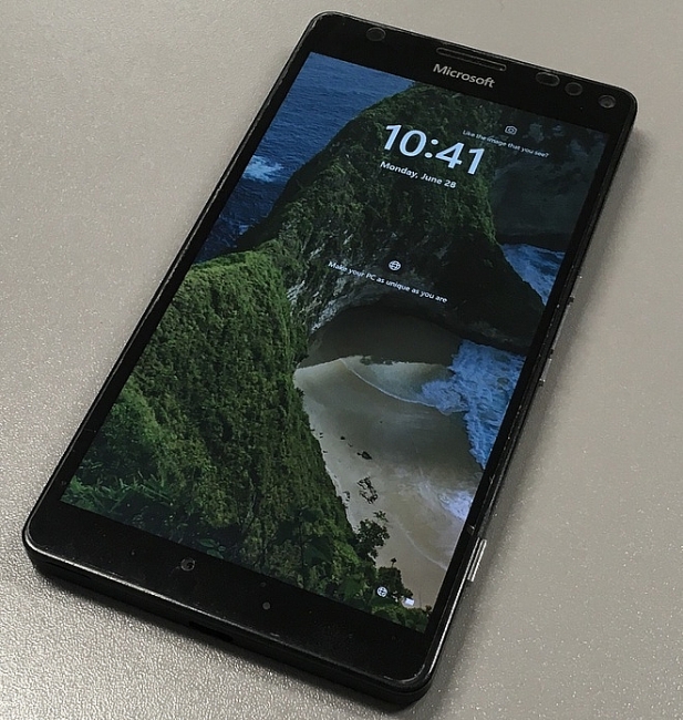 Windows 11 chạy được trên điện thoại Lumia 950 XL