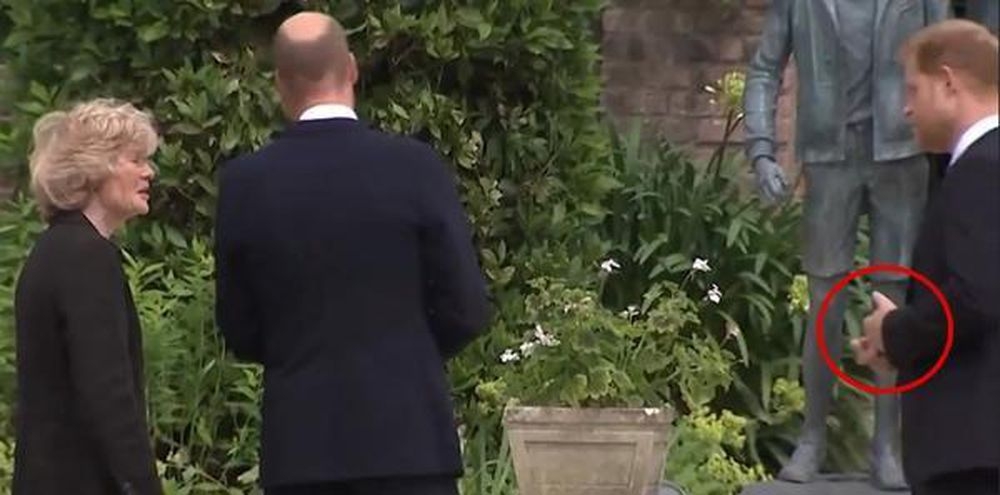 Vì sao Hoàng tử Harry liên tục xoay nhẫn cưới trong lễ khánh thành tượng Công nương Diana?