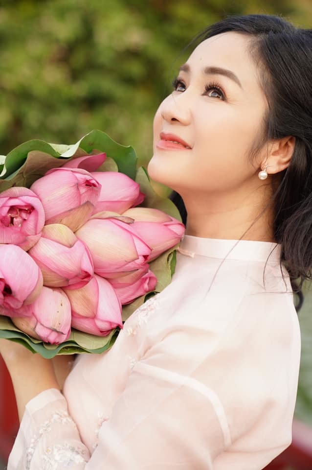 Hoàng Thùy Linh xinh đẹp khác lạ