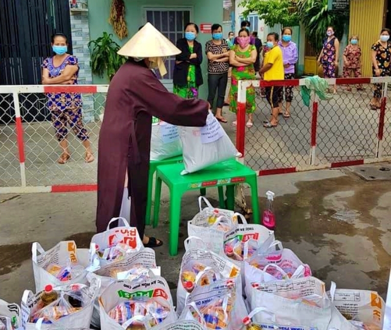 Ca sĩ gửi gạo, nhà chùa nấu cơm cùng Sài Gòn vượt đại dịch