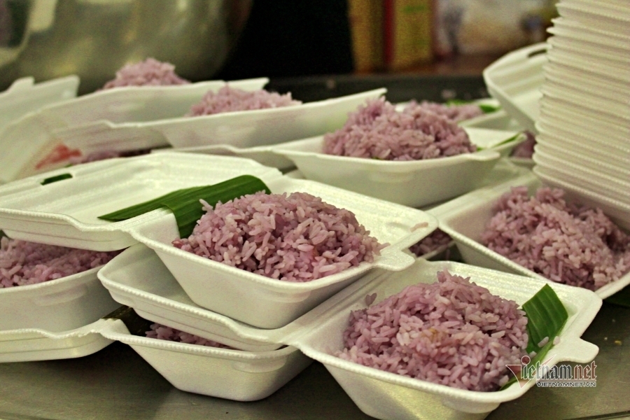Ca sĩ gửi gạo, nhà chùa nấu cơm cùng Sài Gòn vượt đại dịch