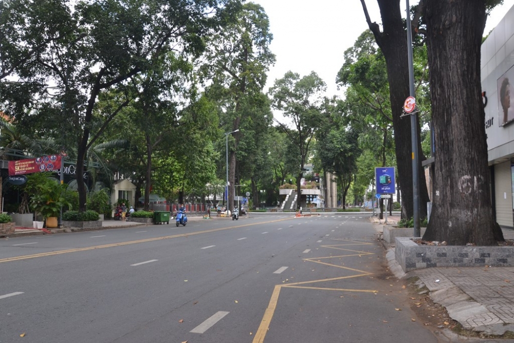 TP Hồ Chí Minh ngày đầu giãn cách xã hội theo Chỉ thị 16
