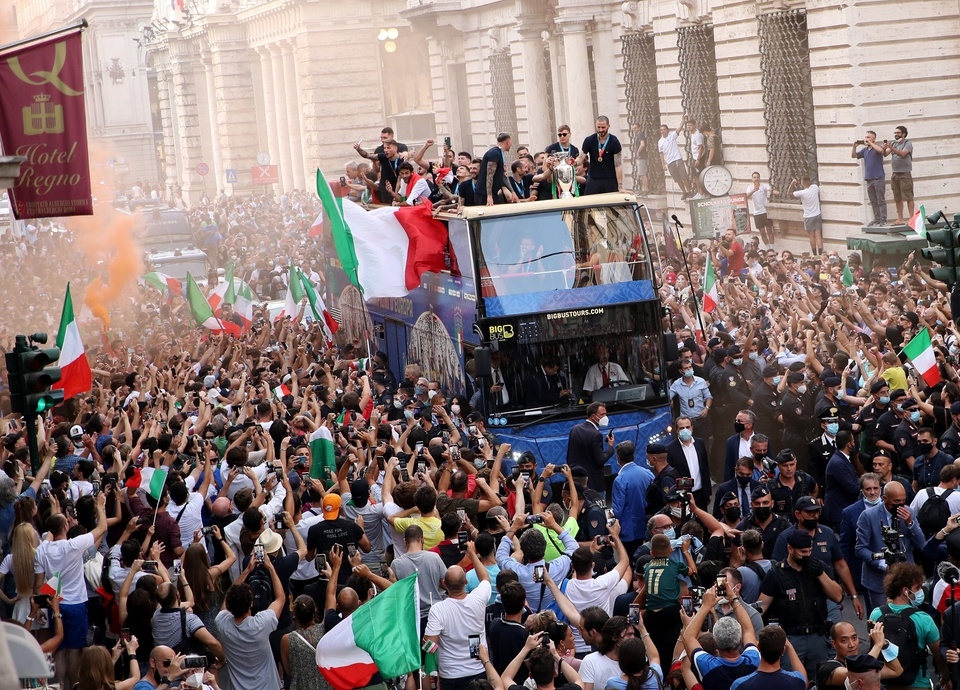 Lễ mừng công hoành tráng của tân vương châu Âu Italy