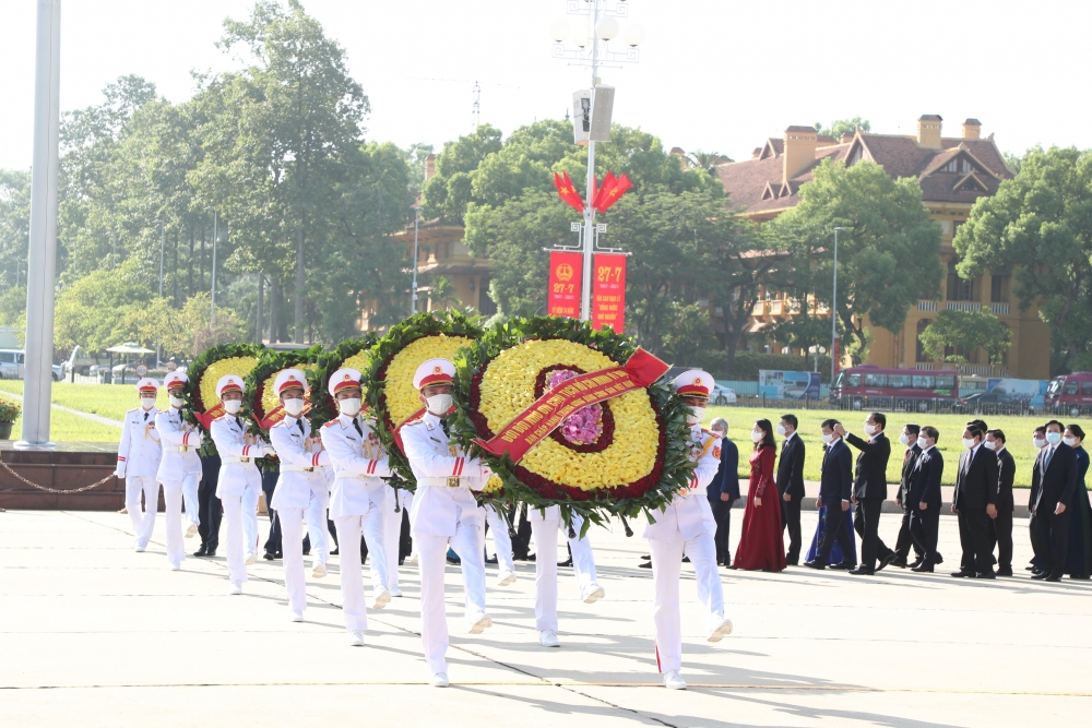 Lãnh đạo Đảng, Nhà nước, Quốc hội đặt vòng hoa, tưởng niệm các Anh hùng liệt sĩ