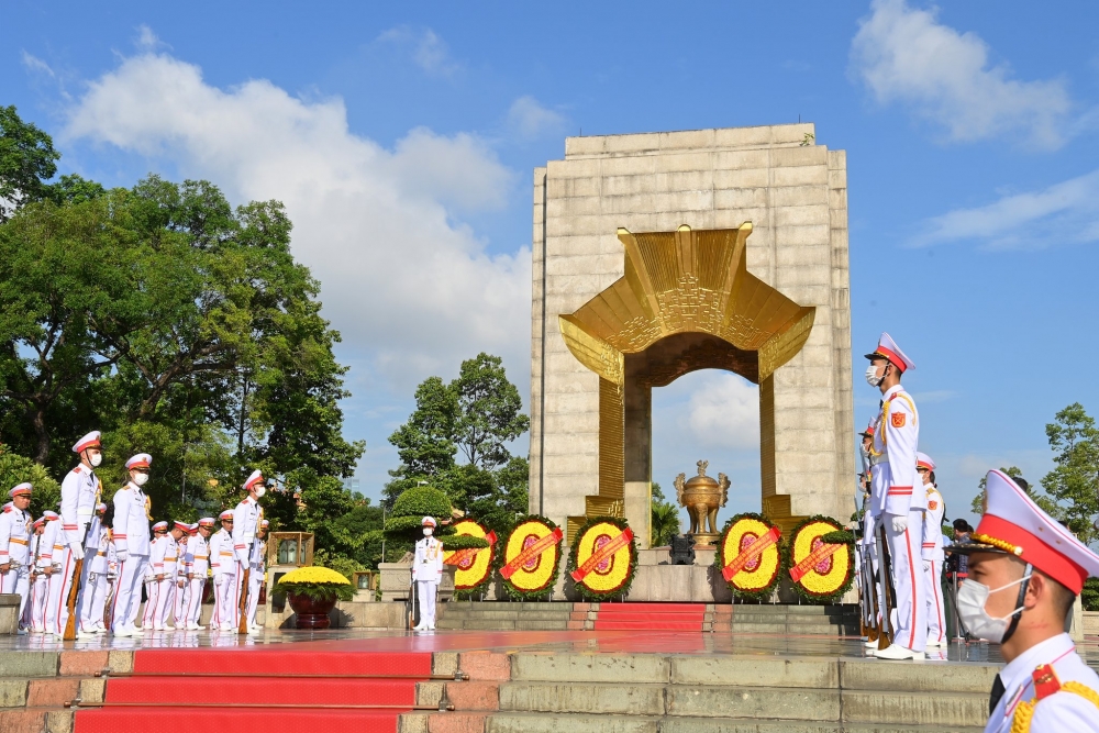 Lãnh đạo Đảng, Nhà nước, Quốc hội đặt vòng hoa, tưởng niệm các Anh hùng liệt sĩ