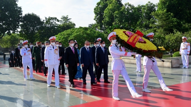 Lãnh đạo Đảng, Nhà nước, Quốc hội đặt vòng hoa, tưởng niệm các Anh hùng liệt sĩ