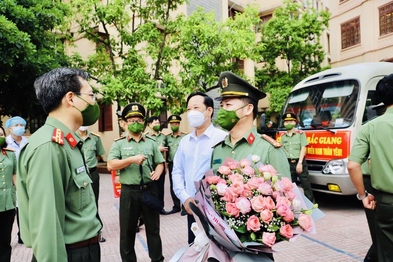 Công an Bắc Giang lên đường chi viện nhu yếu phẩm, thiết bị y tế cho TP HCM và các tỉnh miền Nam ảnh 6
