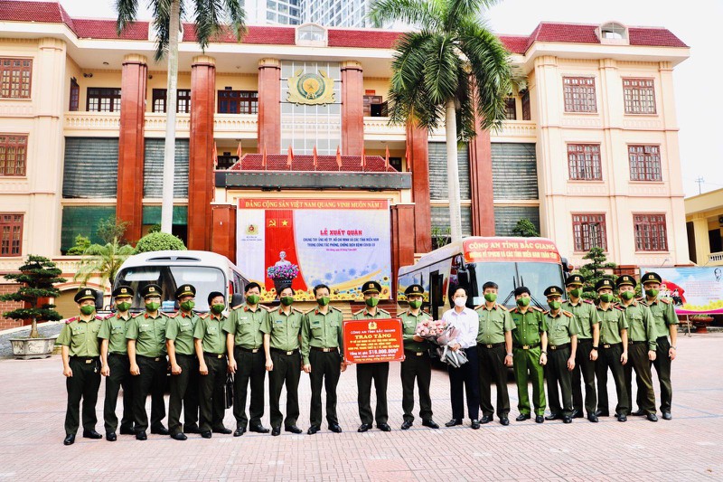 Công an Bắc Giang lên đường chi viện nhu yếu phẩm, thiết bị y tế cho TP HCM và các tỉnh miền Nam ảnh 4