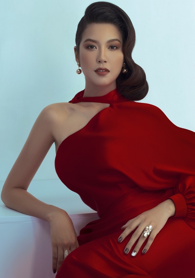 Sau tin đồn 'cạch mặt' cuộc thi Hoa hậu Hoàn vũ, Á hậu Thúy Vân xác nhận làm ca sĩ