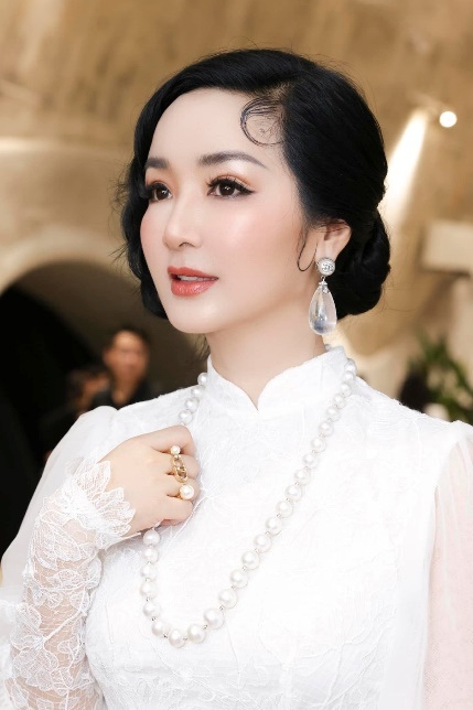 Phát sốt trước vẻ đẹp của Hoa hậu Đền Hùng duy nhất sau 30 năm đăng quang Phát sốt trước vẻ đẹp của Hoa hậu Đền Hùng duy nhất sau 30 năm đăng quang