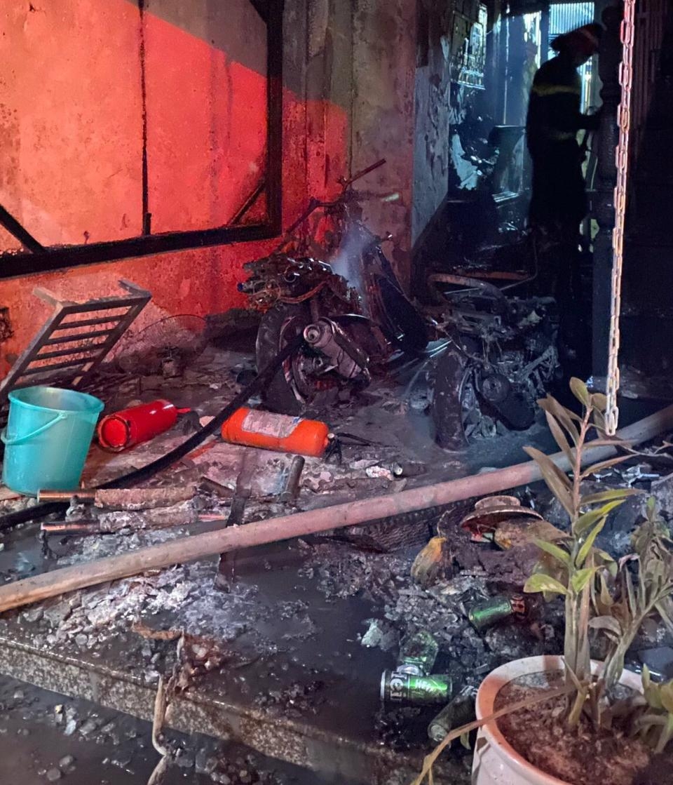 Hà Nội: Cháy nhà 5 tầng ở Phúc Tân, cảnh sát cứu 4 người thoát nạn
