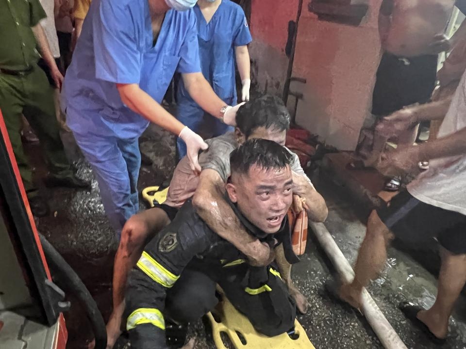 Hà Nội: Cháy nhà 5 tầng ở Phúc Tân, cảnh sát cứu 4 người thoát nạn