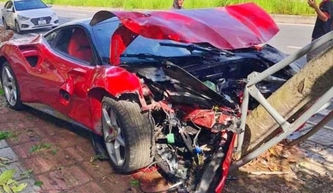 Siêu xe Ferrari 488 gần 20 tỉ nát đầu khi tông đổ 2 cây xanh ở Hà Nội