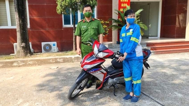 Nữ công nhân môi trường bị trấn lột trong đêm được tặng xe máy mới