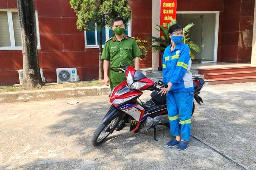 Nữ công nhân môi trường bị trấn lột trong đêm được tặng xe máy mới - Ảnh 1.