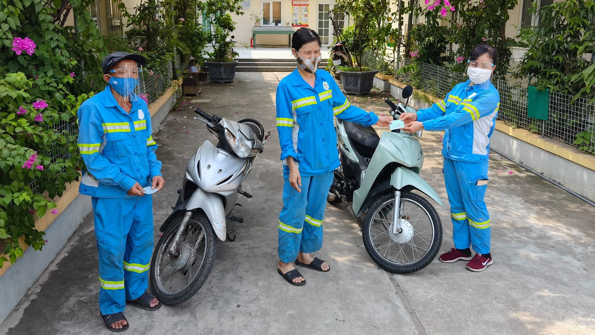 Được tặng 4 xe máy, nữ công nhân môi trường bị cướp tặng lại 2 xe cho đồng nghiệp