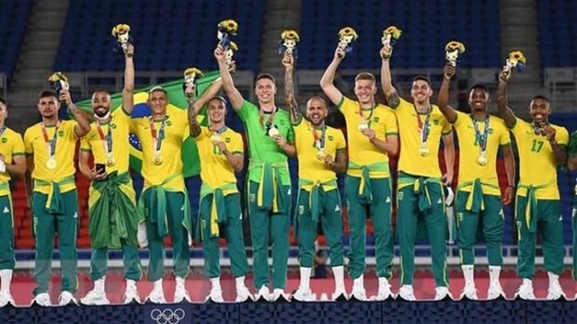Đội bóng đá Brazil có thể bị phạt vì không mặc đồng phục lên nhận HCV
