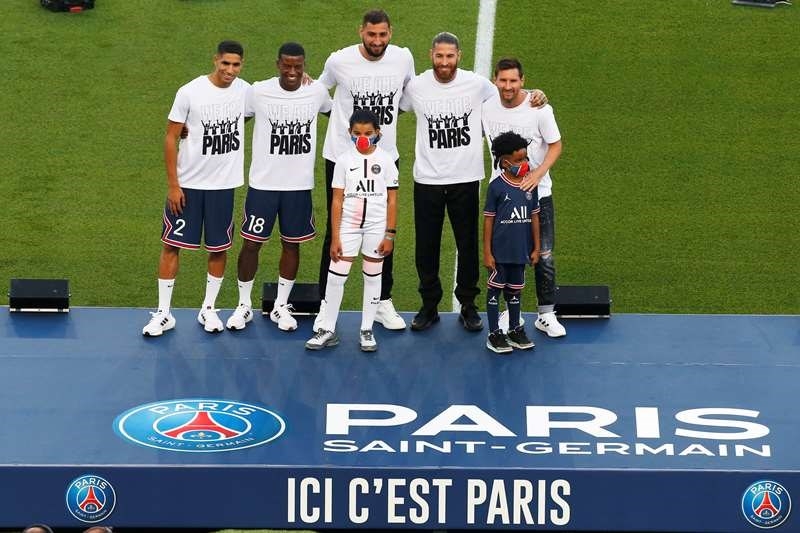 Messi cùng dàn sao tân binh PSG ra mắt tại Parc des Princes | Bóng đá | Vietnam+ (VietnamPlus)