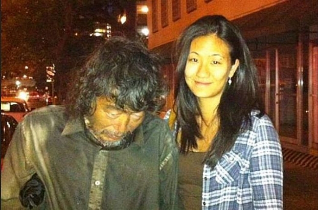 Cô gái bất ngờ tìm được bố ruột khi đang lang thang chụp ảnh người vô gia cư