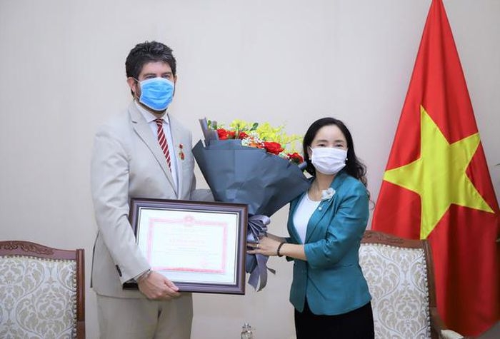 Trao tặng Kỷ niệm chương Vì sự nghiệp Văn hóa, Thể thao và Du lịch cho Trưởng Đại diện Văn phòng UNESCO tại Việt Nam