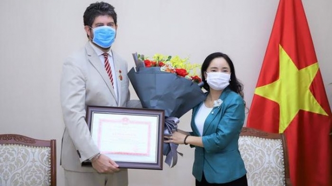 Trao tặng Kỷ niệm chương Vì sự nghiệp Văn hóa, Thể thao và Du lịch cho Trưởng Đại diện Văn phòng UNESCO tại Việt Nam
